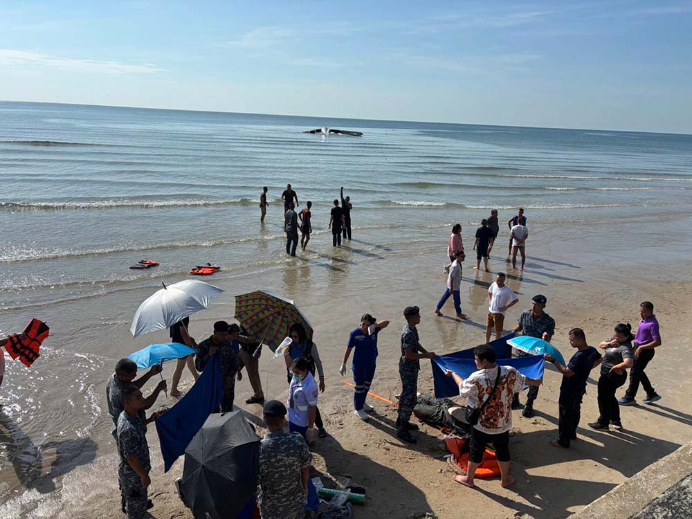 Royal Thai Police Wing Viking DHC-6-400 Twin Otter, 36964, responders on the beach attending to victims